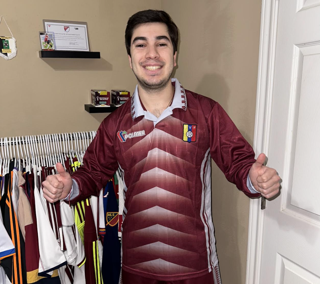 Santiago Urdaneta es un joven venezolano que posee la colección más grande del mundo sólo de la Selección Nacional de Venezuela. En menos de dos años su colección alcanza las 100 camisetas.